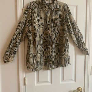 Beautiful Kim Rogers size 1X pockets on the front w/ buttons. Worn only one
